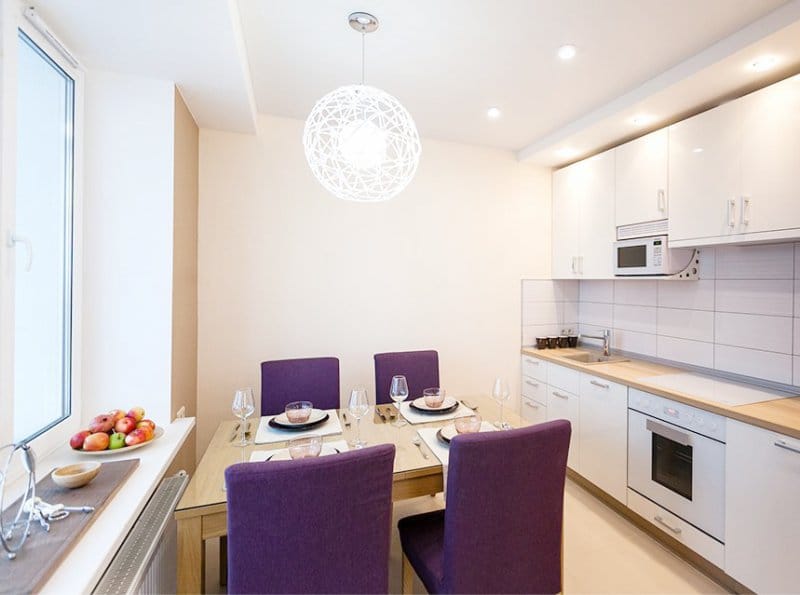 Design modern de bucătărie cu scaune violet.