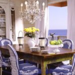 Lustre en verre sur une table en bois