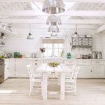 Cocina blanca sin armarios colgantes