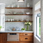 Utensilios de cocina en estantes de madera.