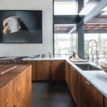 Fregadero de cocina frente a una ventana grande