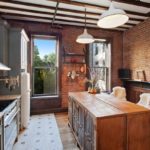 Muebles de madera en la cocina en estilo loft.