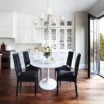 Cocina en una casa privada con ventana panorámica.