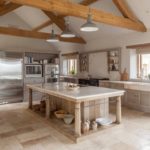 Vigas de madera en el techo de la cocina en una casa de campo