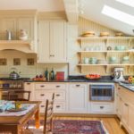 Cocina luminosa con fregadero junto a la ventana