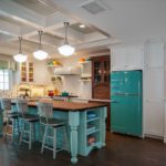 Refrigerador turquesa en la cocina-comedor