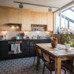 Mesa de comedor de madera natural.