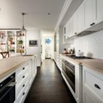 Delantal de cocina de azulejos blancos