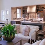 Cocina-comedor con muebles de madera.