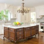 Araña en el techo blanco de la cocina.