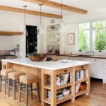 Un lugar para libros en la isla de la cocina.