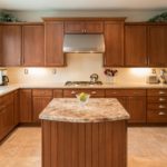 Cocina en forma de U con una isla en el medio