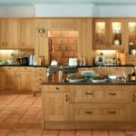 Muebles de cocina con iluminación integrada.