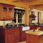 Taza con frutas sobre una mesa de madera