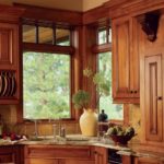 Florero amarillo con plantas vivas