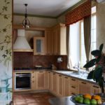 Cortinas cortas en el área de trabajo de la cocina.