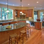 Luminaria empotrada en el techo de la cocina.