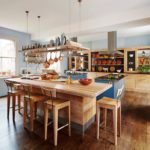 Sillas de madera con respaldo cerca de la isla de la cocina.