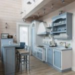 Focos en el techo en la parte de trabajo de la cocina-sala de estar