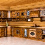 Cocina de esquina en una casa privada de madera.