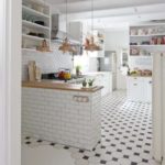 Jubin hitam dan putih di lantai dapur