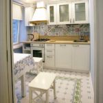 Hiasan di lantai ubin dapur