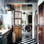 Pintu kayu lama ke dapur rumah persendirian