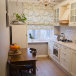 Meletakkan jubin seramik di lantai dapur