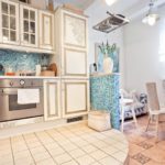 Jubin yang berbeza di lantai dapur-ruang makan