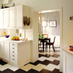 Dapur hitam dan putih di lantai dapur