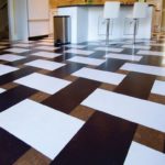 Jubin tiga warna di lantai dapur yang luas