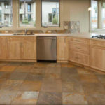 Jubin batu dalam reka bentuk dapur