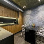 Kayu dan batu di pedalaman dapur