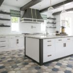 Jubin porselin di bawah batu semulajadi