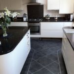 Jubin hitam di lantai dapur