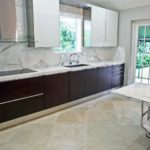 Ringan porselin di lantai dapur