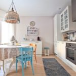 Permaidani kelabu di lantai coklat