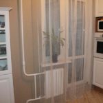 Tul ușor pe ușa balconului