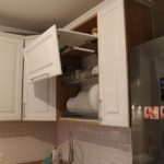 Căști albe cu uși de ridicare