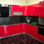 Grembiule nero in cucina a