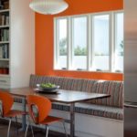 Ενσωματωμένος καναπές στην κουζίνα ενός ιδιωτικού σπιτιού