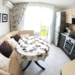 Τραπεζομάντιλο στο τραπέζι της κουζίνας κοντά στον καναπέ