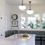 Καναπές πάγκο στην κουζίνα ενός εξοχικού σπιτιού