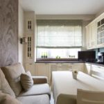 Ρωμαϊκή κουρτίνα στο παράθυρο της κουζίνας με καναπέ