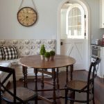 Ξύλινα έπιπλα στο εσωτερικό της κουζίνας