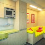 Φωτισμός πάνω από τον καναπέ στην κουζίνα του καθιστικού