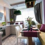 Μωβ μαξιλάρια στον καναπέ κουζίνας