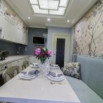 Στενή κουζίνα με χαρτί ταπετσαρία στον τοίχο