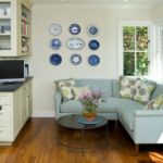 Διακοσμητικά μαξιλάρια σε γωνιακό καναπέ