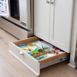 Tiroir en bas des meubles de cuisine